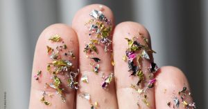 Calentar comida o beber en un envase de plástico tiene riesgos para tu salud cerebral.