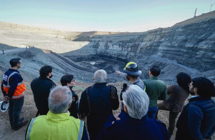 Andrés Manuel López Obrador en la zona del derrumbe de la mina de Pasta de Conchos.