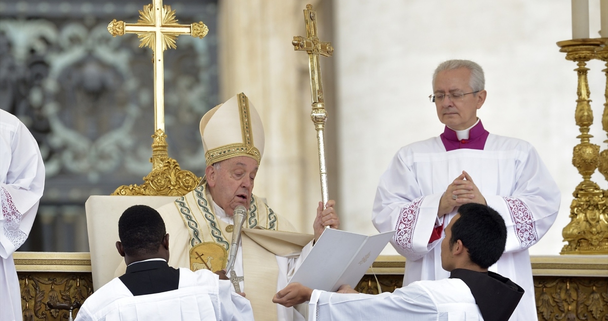El Papa Francisco retomó este martes la ventilación de alto flujo, es decir, a través de cánulas nasales de oxígeno (sin ventilación mecánica), después de dos episodios de insuficiencia respiratoria aguda obligaran a retomar la ventilación a través de una mascarilla.