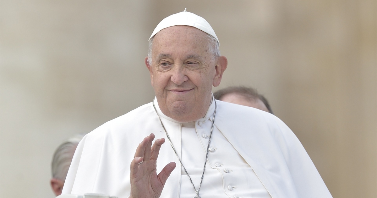 El Papa agradece en un audio las oraciones por su salud durante el rezo del Rosario en el Vaticano.