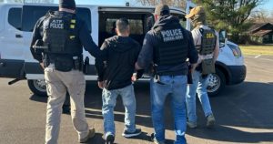 Parole humanitario llega a su fin: migrantes en EU enfrentan deportación.