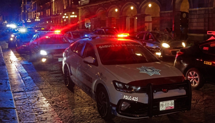 - Policías municipales se manifiestaron con sirenas encendidas en el zócalo de Puebla, para exigir justicia por los dos policías asesinados durante la madrugada en la colonia Del Valle. 