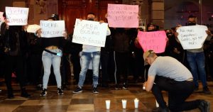 Policías municipales se manifestaron en el zócalo de Puebla por el asesinato de dos de sus compañeros en la colonia Del Valle la madrugada del sábado.