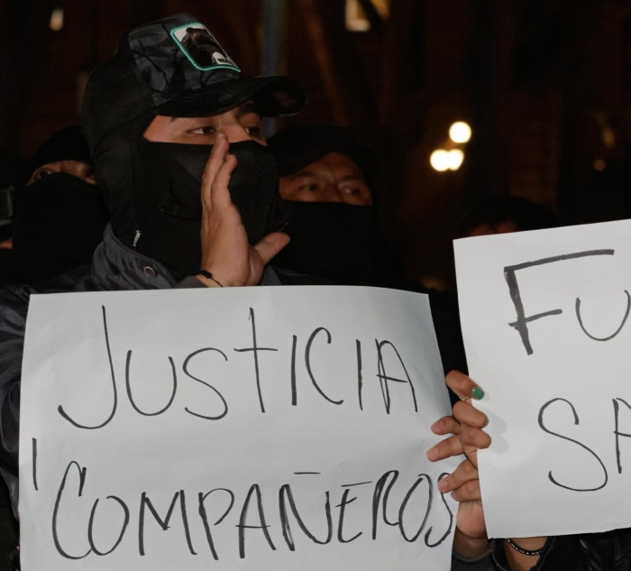 Policías municipales se manifiestaron con sirenas encendidas en el zócalo de Puebla, para exigir justicia por los dos policías asesinados durante la madrugada en la colonia Del Valle. 