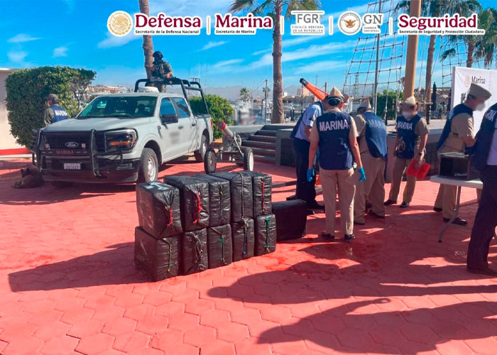 La Semar confisca embarcación en Baja California Sur; asegura 4.5 toneladas de droga y detiene a cuatro personas