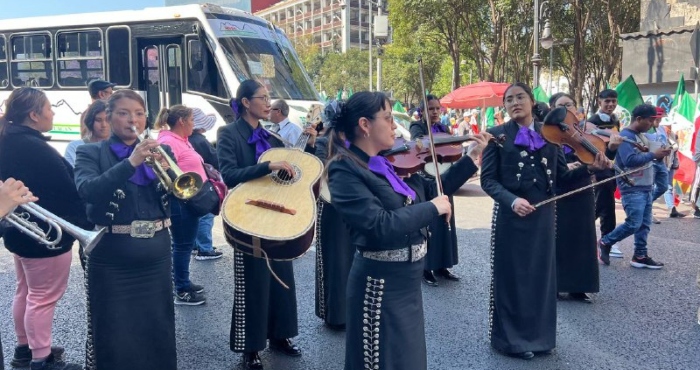 Sheinbaum reúne a 350 mil en el Zócalo.