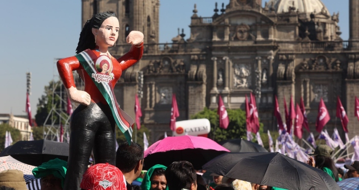 Sheinbaum reúne a 350 mil en el Zócalo.