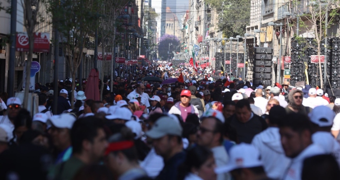 Sheinbaum reúne a 350 mil en el Zócalo.