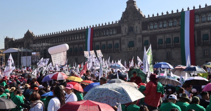 Sheinbaum reúne a 350 mil en el Zócalo.