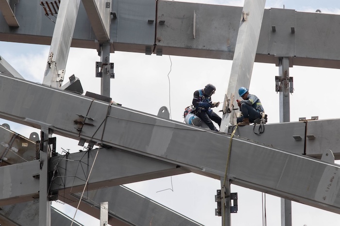 Soldadores trabajan con estructuras de acero en la Ciudad de México (CdMx).
