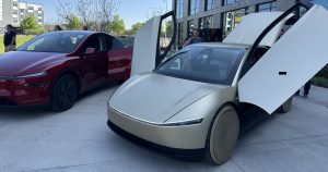 Musk reconoce que Tesla no saldrá "indemne" de los aranceles.