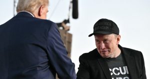 Presidente de EU pide que detenidos por atacar a Tesla vayan a prisión en El Salvador.