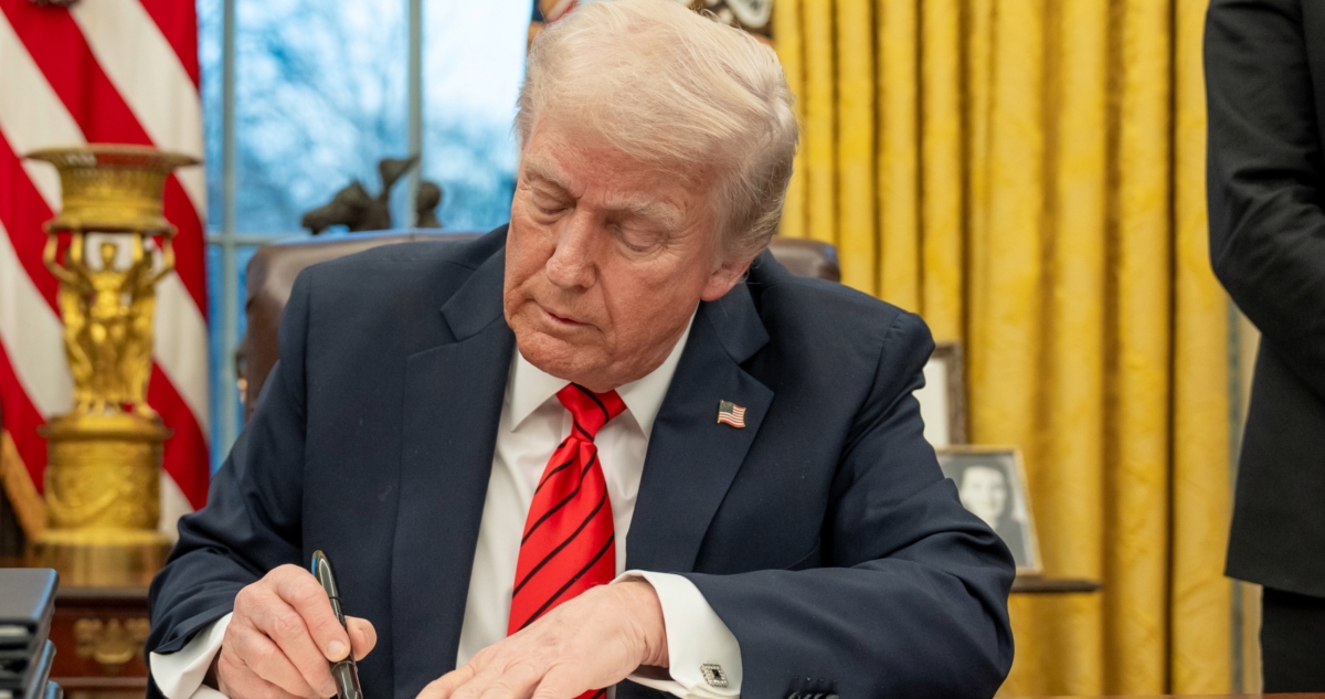 Pocos países han apostado tanto por el libre comercio como México y Canadá, dice The Wall Street Journal esta mañana. Ahora que los aranceles del 25 por ciento del Presidente Donald Trump han afectado a ambos países, sus economías enfrentan una prueba de estrés “que rivaliza con la crisis financiera mundial y la pandemia.