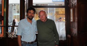 Román Cortazar junto a Eduardo Galeano.