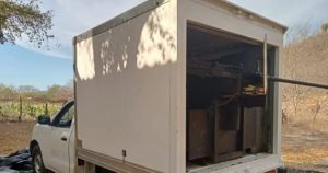 Aseguran vehículo con ametralladora calibre .50, armamento y ponchallantas en Sinaloa.