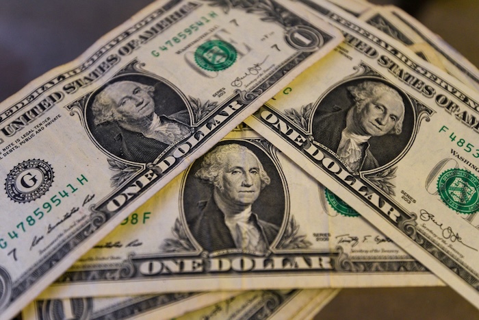 La desigualdad económica de Estados Unidos se ha pronunciado dramáticamente en los últimos años. Los más ricos se han vuelto aún más ricos y tienen en su poder una parte inédita de la riqueza estadounidense, dice un reportaje de The Wall Street Journal. Su autora, la periodista Juliet Chung –especializada en fondos de cobertura en Nueva York– dice que los últimos datos disponibles sugieren que, tan sólo en 2024, “se creó un billón de dólares de riqueza para los 19 hogares estadounidenses más ricos. Esto supera el valor de toda la economía de Suiza”.