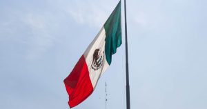 En este pronóstico del FMI se espera que México pase de un crecimiento de 1.4 por ciento a una contracción efectiva de -0.3 por ciento, cifras que contrastan fuertemente con la expectativa que tiene la Secretaría de Hacienda, la cual sitúa el crecimiento en 1.9 por ciento, presentando una reducción del 0.6 por ciento con lo mencionado a principios de año.