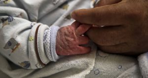 Científicos hallan sustancias tóxicas en colchones para bebés; así puedes protegerlos