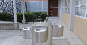 El programa de bebederos para todas las escuelas del país acabó como otra promesa vacía de la reforma educativa peñanietista.