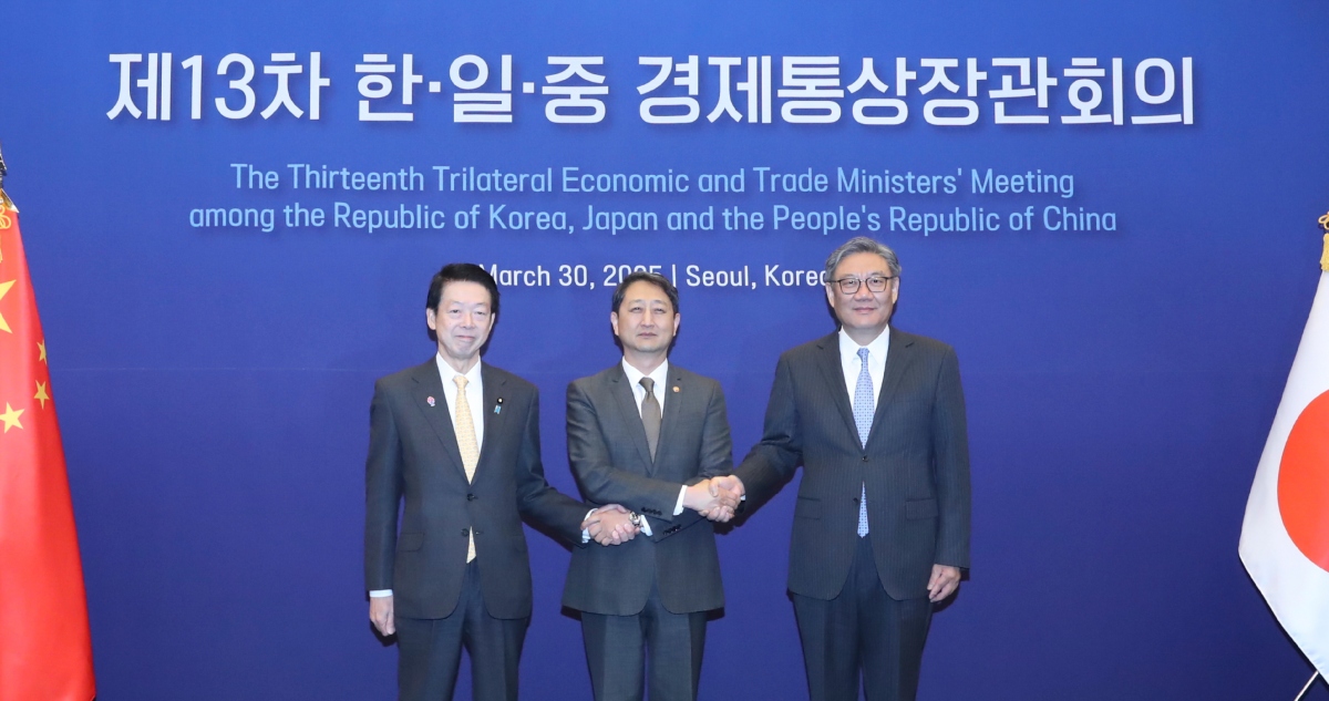 La Presidenta Claudia Sheinbaum dijo que México sigue negociando con Estados Unidos (EU). En tanto, China, Japón y Corea del Sur formaron un bloque.