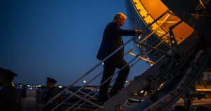 Es difícil tener acceso al cerebro de Trump, imaginarlo, y no es por ese copete raro ni por las capas de maquillaje anaranjado que cubren su rostro.