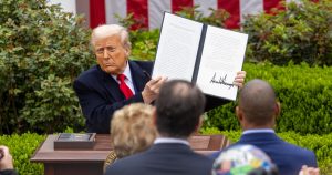 El arancel del 10% anunciado por EU entra en vigor y aumenta tensiones comerciales.