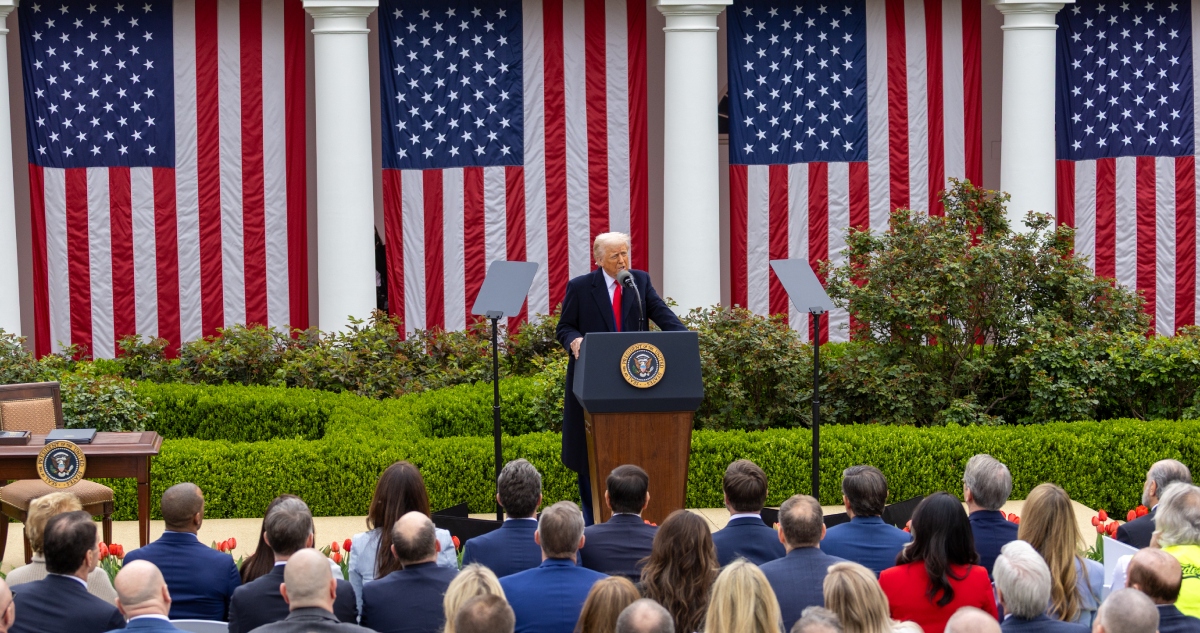 El Presidente de Estados Unidos, Donald Trump, ha afirmado este lunes que China autorizaría la venta de las operaciones norteamericanas de la red social TikTok "en 15 minutos" si les concediese un "pequeño recorte" en los aranceles decretados contra el gigante asiático.