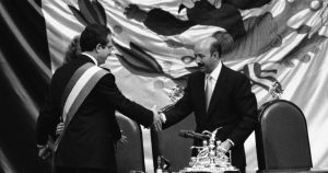 Yo recuerdo algo. Quizás entre todos recordemos algo porque los que debían contarlo renunciaron a hacerlo por privilegios y dinero.