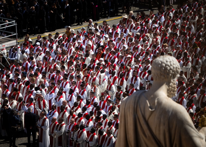 Feligreses en el funeral de Francisco.