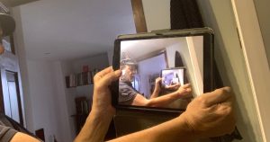 Cuando el cerebro se acostumbra a una rutina deja de registrar lo que recibe y recicla la imagen que él supone debe estar ahí. Esto lo saben muy bien los neurocientíficos y los magos.