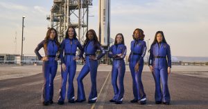 La cantante Katy Perry y cinco mujeres más abordaron el cohete New Shepard de Blue Origin, donde cantó alguno de sus éxitos, como Roar y Firework.