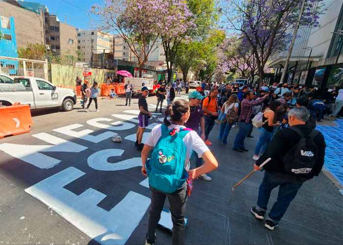 Familiares de personas desaparecidas se manifiestan frente al Senado de la República