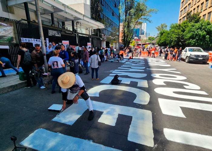 Familiares de personas desaparecidas se manifiestan frente al Senado de la República