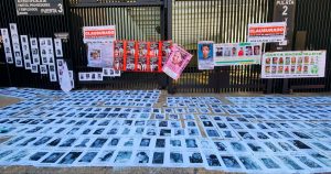 Familiares de personas desaparecidas se manifiestan frente al Senado de la República