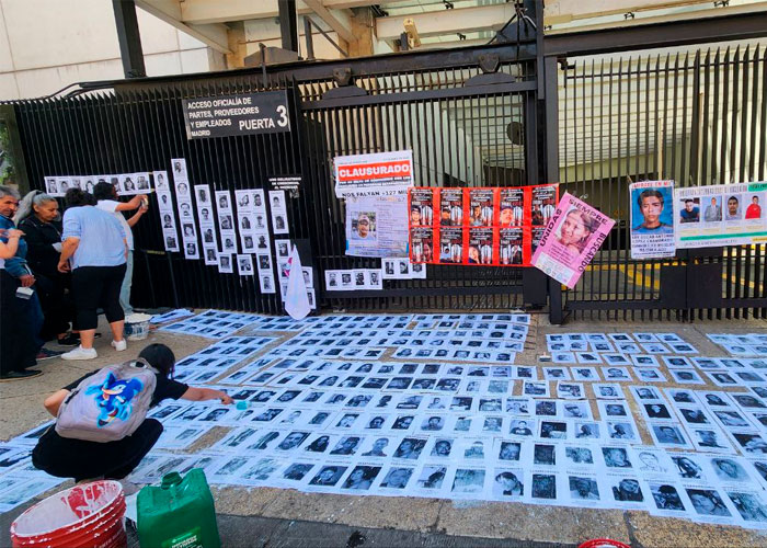 Familiares de personas desaparecidas se manifiestan frente al Senado de la República