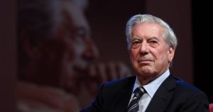 Aquí es donde va el corazón de la discusión: la condena a Vargas Llosa no es a su posición a la derecha. No es a su conservadurismo.