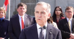 El Primer Ministro de Canadá, Mark Carney, ha anunciado este jueves, en respuesta a la guerra comercial del Presidente de Estados Unidos, Donald Trump, imponer aranceles de hasta el 25 por ciento a los vehículos fabricados en su vecino del sur que no cumplan con el T-MEC, el tratado que ambos mantienen con México.