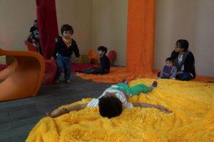 Alerta por sustancias tóxicas en colchones infantiles: consejos para crear un entorno