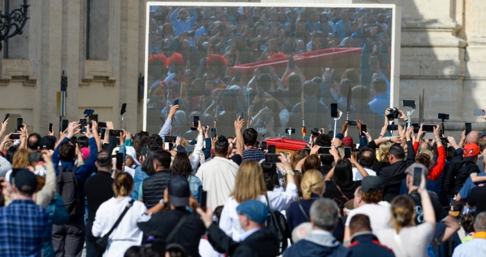 Miles despiden al Papa Francisco.