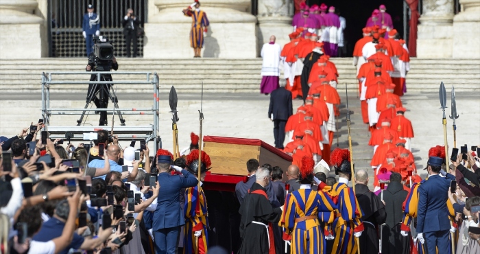 Miles despiden al Papa Francisco.