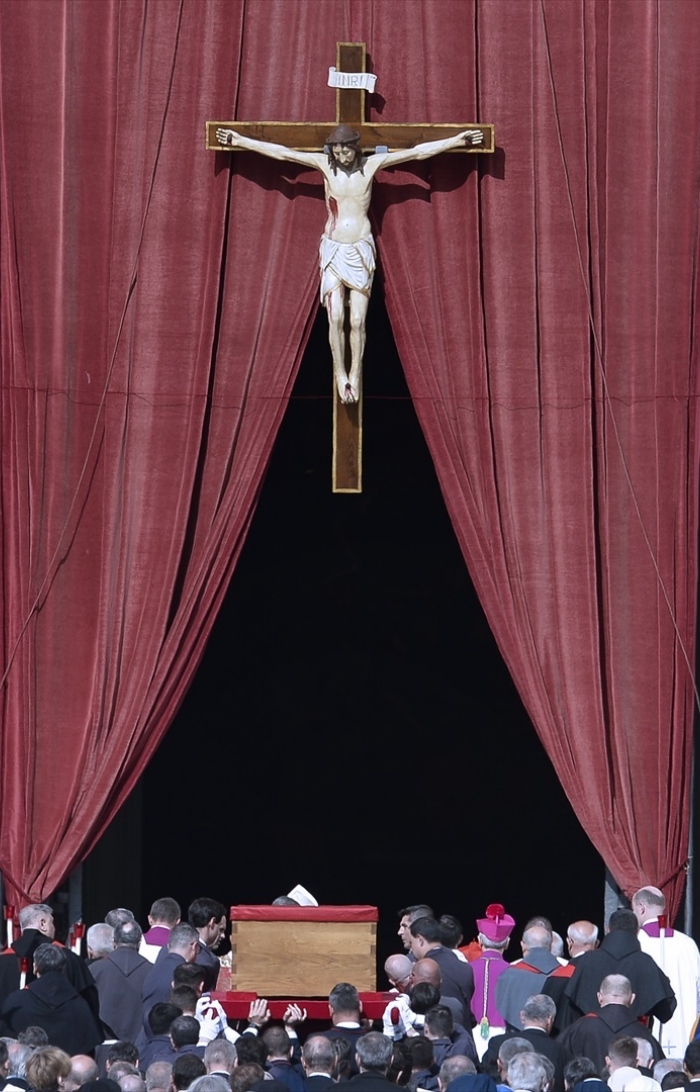 Miles despiden al Papa Francisco.