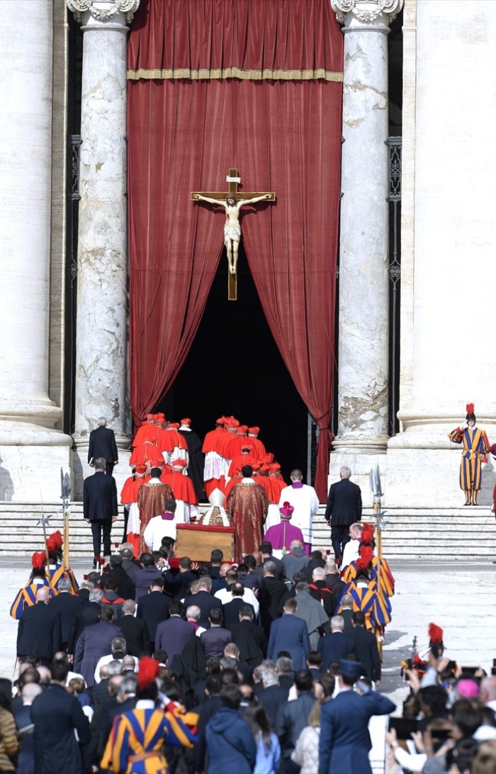 Miles despiden al Papa Francisco.