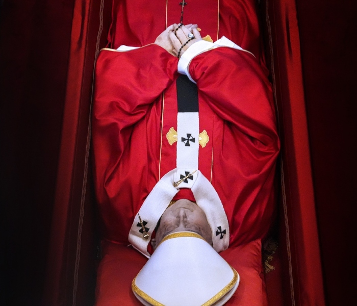 Miles despiden al Papa Francisco.