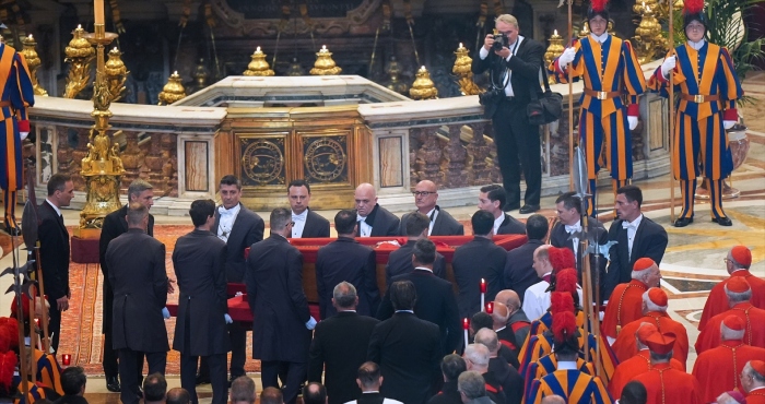 Miles despiden al Papa Francisco.