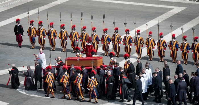 Miles despiden al Papa Francisco.