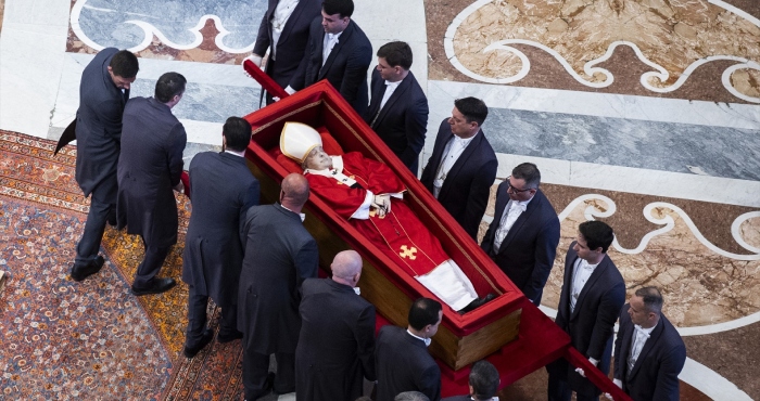 Miles despiden al Papa Francisco.