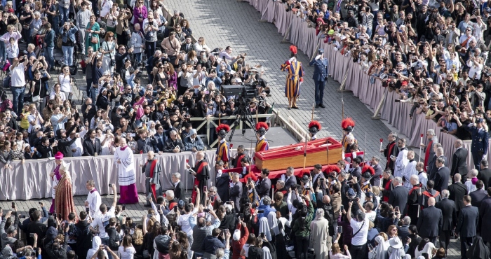 Miles despiden al Papa Francisco.