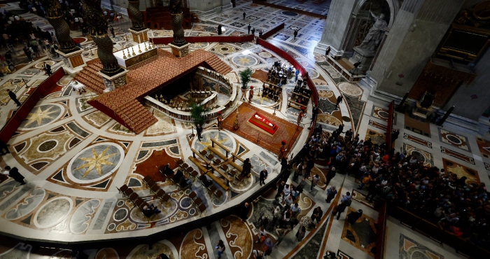 Miles despiden al Papa Francisco.