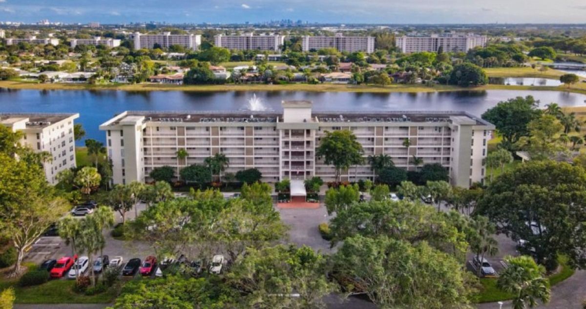 Muchos canadienses están renunciando a sus casas de vacaciones en Estados Unidos y vendiendo propiedades que han tenido durante décadas en destinos populares para pasar el invierno, como Florida y Arizona, según agentes inmobiliarios consultados por The Wall Street Journal.