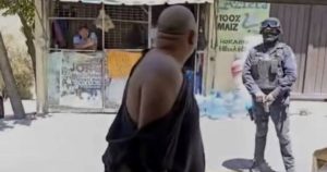 Policías de la SSP de Guerrero golpean y amenazan a comerciantes en Chilpancingo.